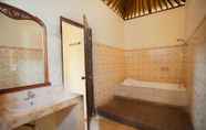 ห้องน้ำภายในห้อง 3 Segara Bukit Seaside Cottages
