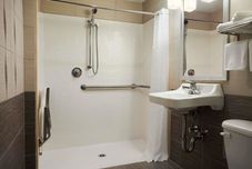 客房内浴室 Super 8 by Wyndham Bronx