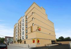 外観 2 Super 8 by Wyndham Bronx