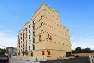 外部的 4 Super 8 by Wyndham Bronx