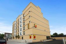 外部的 Super 8 by Wyndham Bronx