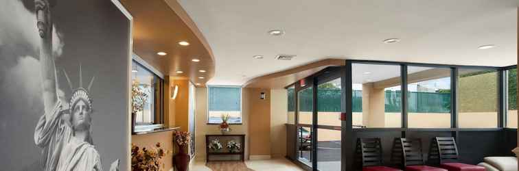 Lobby Super 8 by Wyndham Bronx