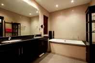 Toilet Kamar Phuket Lagoon Pool Villa