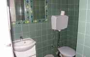 Toilet Kamar 3 Palms Motel