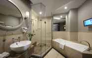 In-room Bathroom 7 Hanyong Hotel Shajing