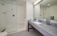 In-room Bathroom 4 Courtyard by Marriott Richmond Downtown