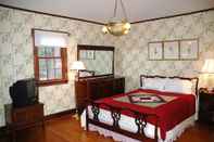 Bedroom Nauvoo Grand Bed & Breakfast