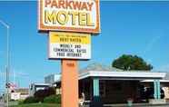 Exterior 2 Parkway Motel