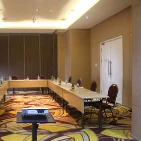 SWISS-BELINN AIRPORT JAKARTA 1, Hotel Golden palm residence cluster montgomery blok d