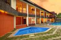 Kolam Renang Riviera Suites