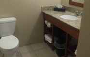 In-room Bathroom 2 Comfort Suites Bridgeport - Clarksburg