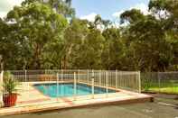 Swimming Pool Box Hill Motel