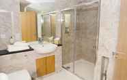 Toilet Kamar 7 Royal Athenaeum Suites