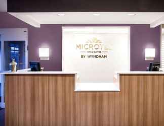 Lobby 2 Microtel by Wyndham Vernal / Naples