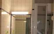 In-room Bathroom 5 Au Relais de Clamart