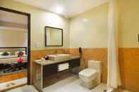 In-room Bathroom Hotel Aura, IGI Airport