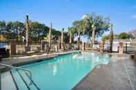 Swimming Pool DoubleTree by Hilton Charleston Mount Pleasant
