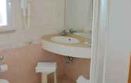 Toilet Kamar 5 Hotel B&B Des Bains