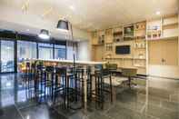 Bar, Cafe and Lounge Holiday Inn Express & Suites Bogota Zona Financiera, an IHG Hotel