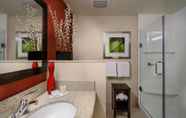 In-room Bathroom 7 Courtyard by Marriott Charleston Downtown/Civic Center