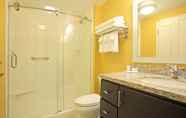 Toilet Kamar 3 TownePlace Suites by Marriott Fort Walton Beach-Eglin AFB