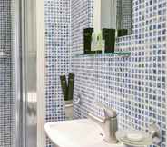 Toilet Kamar 6 Studios 2 Let North Gower