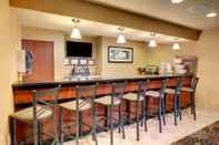 Bar, Kafe dan Lounge Cobblestone Hotel & Suites - Salem