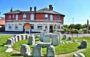 Exterior 3 Stonehenge Inn & Shepherds Huts