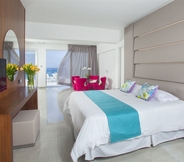 Bedroom 6 King Evelthon Beach Hotel & Resort