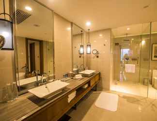 Phòng tắm bên trong 2 Crowne Plaza Huangshan Taiping Lake, an IHG Hotel