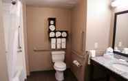 Toilet Kamar 3 Hampton Inn Lewiston-Auburn