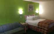 Bedroom 3 California Inn & Suites Adelanto US 395