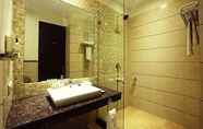 In-room Bathroom 7 Best Western Country Woods Ambala