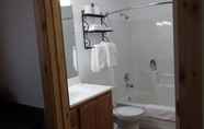 Phòng tắm bên trong 4 Brush Country Lodge
