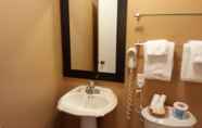 In-room Bathroom 3 Bracebridge Inn