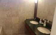 Toilet Kamar 4 Excellent Service Suites at Times Square