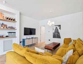 Others 2 Stylish and Spacious 3 Bedroom Garden Flat in Fulham