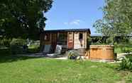 อื่นๆ 3 Shephards Hut With Hot Tub in the Cotswolds