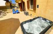Lainnya 4 Peaceful Home With hot tub and 2 Communal Pools