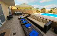 Others 4 Comfortable Home With hot tub and Communal Pool