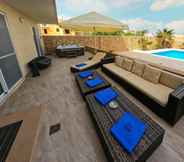 Others 4 Comfortable Home With hot tub and Communal Pool