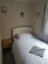 Lainnya 4 Lovely 2-bed Chalet at Robinhood Retreat Free Park