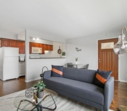 อื่นๆ 3 Posh 1BR Apartment in Arlington Heights