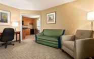 Others 3 Travelodge by Wyndham Oshawa Whitby