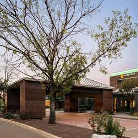 Primary image1北朗德羅克溫德姆拉昆塔套房飯店,文艺复兴广场飯店