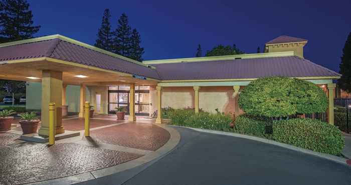 อื่นๆ Howard Johnson by Wyndham Sacramento Downtown