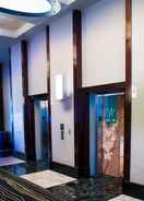 Pintu masuk dalaman The Platinum Hotel