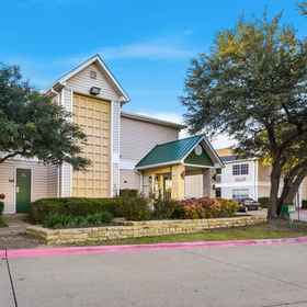 Primary image1HomeTowne Studios By Red Roof Dallas - North Addison/ Tollway,威洛本德商店飯店