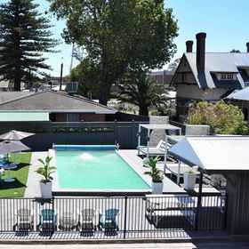 Primary image1聯排別墅汽車旅館,圣迈克尔和约翰小学飯店