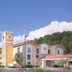 Primary image1奧斯特爾六旗溫德姆速 8 飯店,汉密尔顿·E·霍姆斯飯店